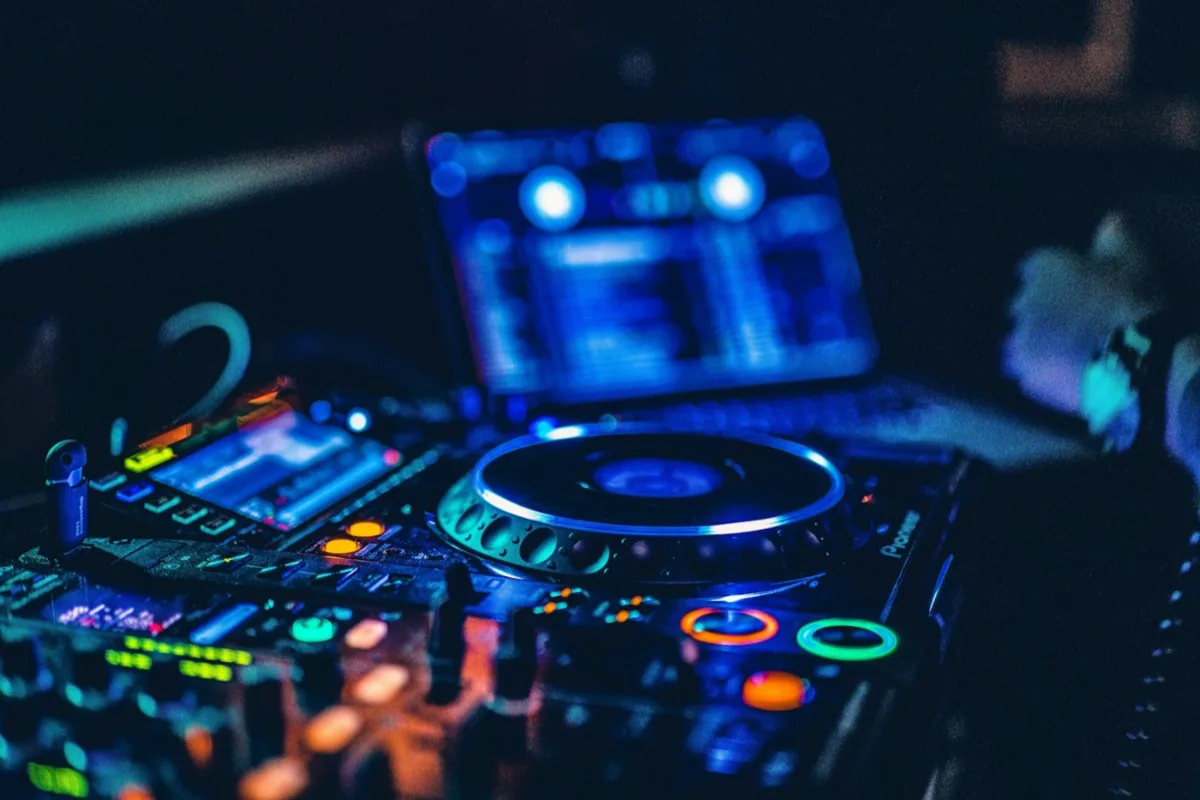 DJ profesional en cabina propia